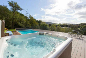 Luxurious hot tub