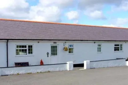 2 Black Horse Cottages dog friendly holiday cottage, Pentraeth, North Wales 