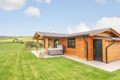 Bacheiddon Log Cabin 24