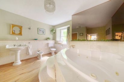 Brookside Manor House 25