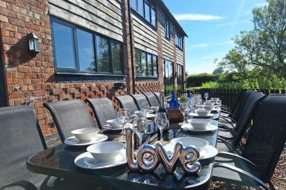 Buttercups & Hayloft Sleeps & Dines 16 with Pool, Sports Court & Play Area 11