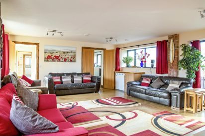 Buttercups & Hayloft Sleeps & Dines 16 with Pool, Sports Court & Play Area 5