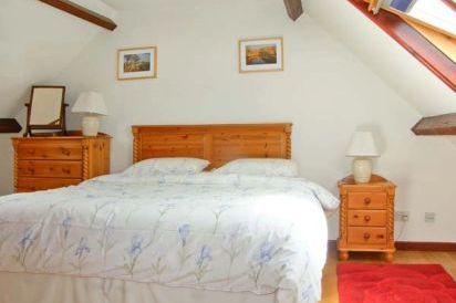 Caecrwn Pet-Friendly Holiday Cottage, South Wales  9
