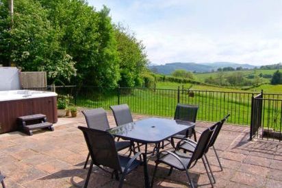 Caecrwn Pet-Friendly Holiday Cottage, South Wales  17