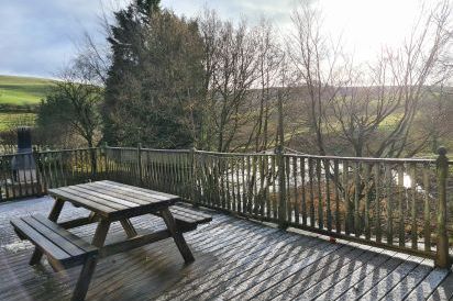 Decking Cefn-nant lodge wintertime