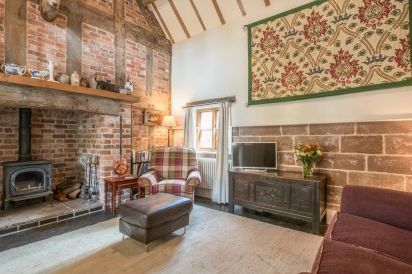 Courtyard Countryside Cottage, Meeson, Heart Of England  7