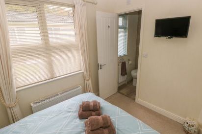 Cwtch Lodge 42 16