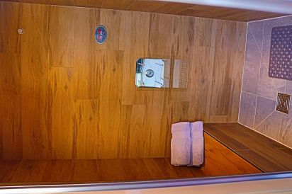 Field Barn sleeps 2, with a private Steam Room and AirCon! 5