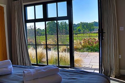 Field Barn sleeps 2, with a private Steam Room and AirCon! 6