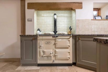 Little Canwood House sleeps 7+1, Lovely, 'Home from Home' cottage, with private garden, parking and with shared games room 7
