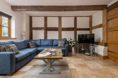 Little Canwood House sleeps 7+1, Lovely, 'Home from Home' cottage, with private garden, parking and with shared games room 8