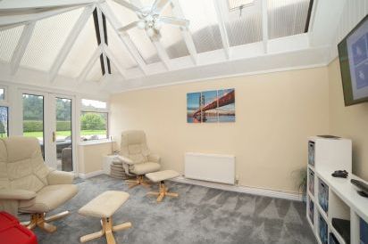 Lower Holiday Lodge 8