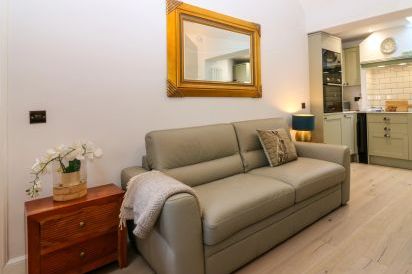 Lyne Cottage, The Retreat 9