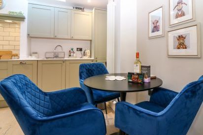 Lyne Cottage, The Retreat 11