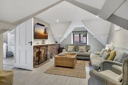 Luxury Sleeps 6 Grooms Cottage 13