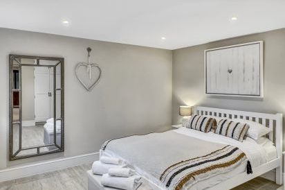 Luxury Sleeps 6 Grooms Cottage 12