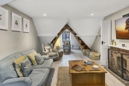 Luxury Sleeps 6 Grooms Cottage 2
