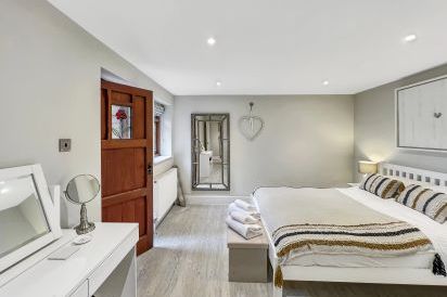 Luxury Sleeps 6 Grooms Cottage 7