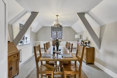 Luxury Sleeps 6 Grooms Cottage 4