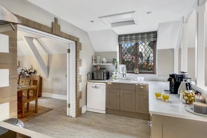 Luxury Sleeps 6 Grooms Cottage 5