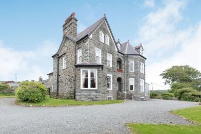 Pensarn Hall dog friendly holiday cottage, Llanbedr, North Wales  2