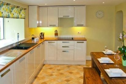 Seaview Dog-Friendly Cottage 3