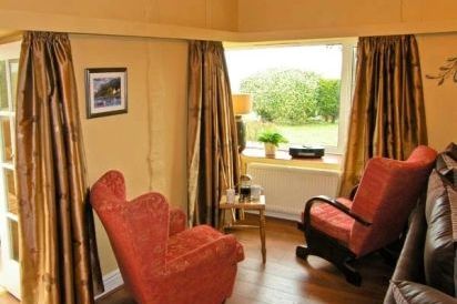 Seaview Dog-Friendly Cottage 4