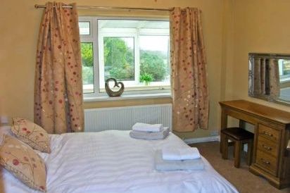 Seaview Dog-Friendly Cottage 6