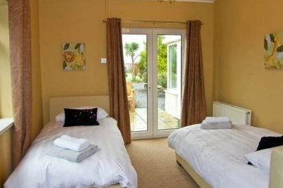 Seaview Dog-Friendly Cottage 8