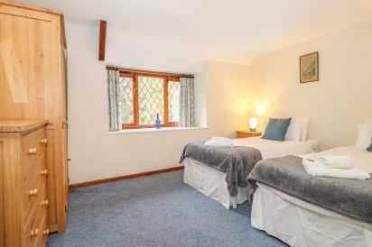 Shells dog friendly holiday cottage, Washford, South West England  16