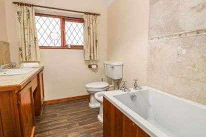 Shells dog friendly holiday cottage, Washford, South West England  19