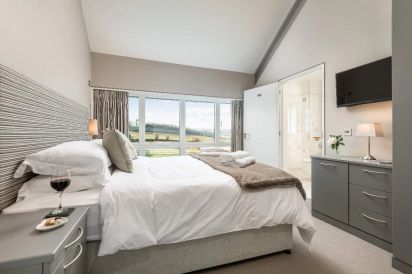 Sleeps 10 Luxury Holiday Rental with downstairs bedroom and bathroom 22