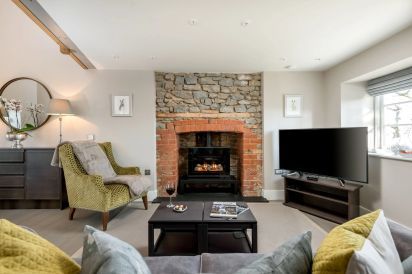 Sleeps 2 Romantic Retreat Stone Cottage with Amazing Views 4