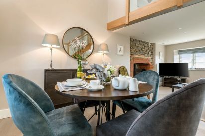 Sleeps 2 Romantic Retreat Stone Cottage with Amazing Views 10