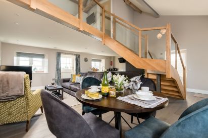 Sleeps 2 Romantic Retreat Stone Cottage with Amazing Views 3