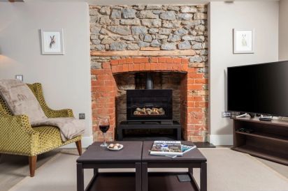 Sleeps 2 Romantic Retreat Stone Cottage with Amazing Views 9
