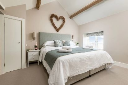 Sleeps 2 Romantic Retreat Stone Cottage with Amazing Views 11