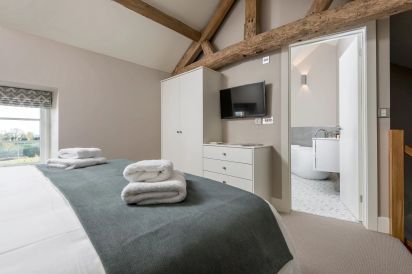 Sleeps 2 Romantic Retreat Stone Cottage with Amazing Views 17