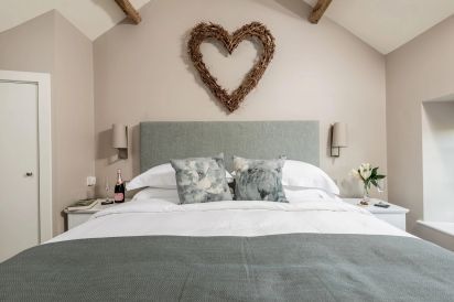 Sleeps 2 Romantic Retreat Stone Cottage with Amazing Views 8