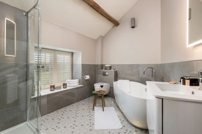 Sleeps 2 Romantic Retreat Stone Cottage with Amazing Views 12