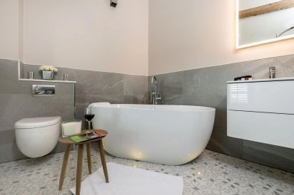 Sleeps 2 Romantic Retreat Stone Cottage with Amazing Views 18