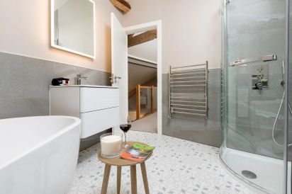 Sleeps 2 Romantic Retreat Stone Cottage with Amazing Views 6