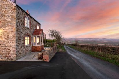 Sleeps 2 Romantic Retreat Stone Cottage with Amazing Views 2