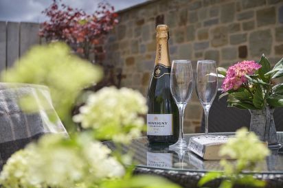 Sleeps 2 Romantic Retreat Stone Cottage with Amazing Views 27