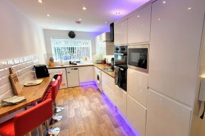 Top Of The Lane Luxury Holiday Apartment 13