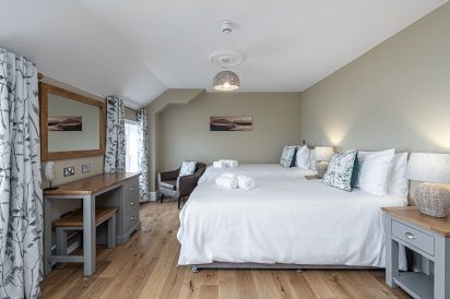 Ty Glas Beach House 15