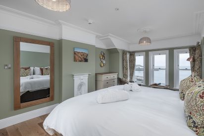 Ty Glas Beach House 18