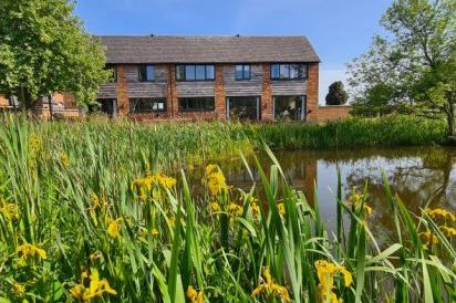Buttercups Haybarn - 5 Star With Swimming Pool, Sports Area