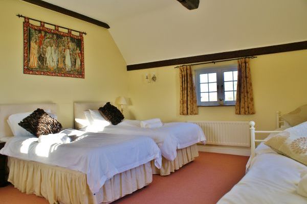 The Cotswold Luxury Manor Hall with Hot Tub & Games Barn 9