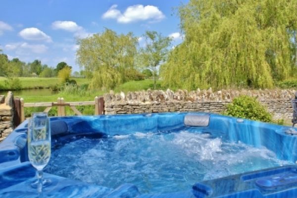 The Cotswold Luxury Manor Hall with Hot Tub & Games Barn 1